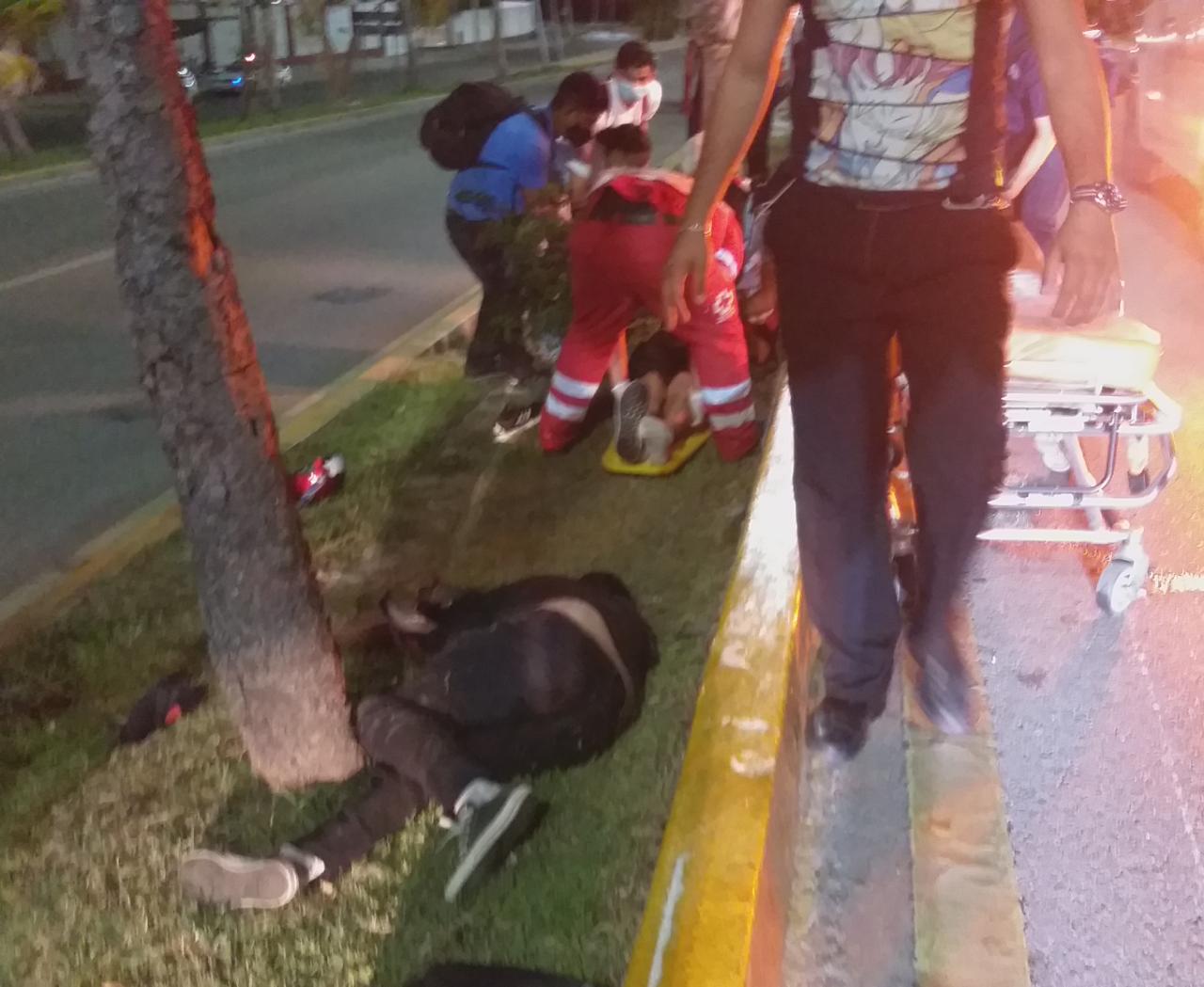 Derrapan dos en moto; sobrevive el que llevaba casco – Pedro Canché Noticias