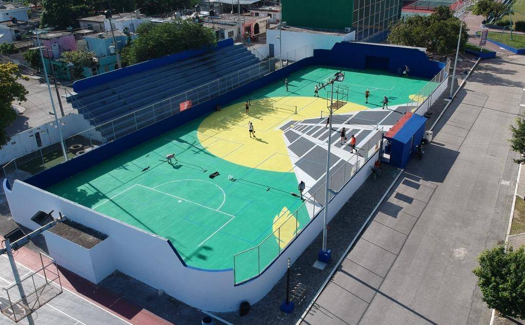 Comex le echa la mano al ayuntamiento de Solidaridad y pinta cancha de  fútbol – Pedro Canché Noticias